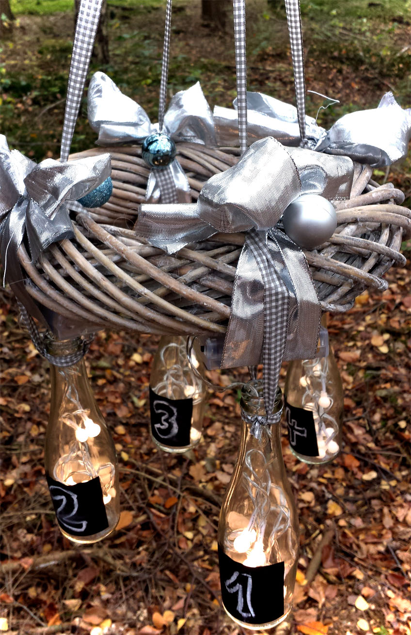 DIY Adventskranz mit Flaschen und LED-Lichterketten
